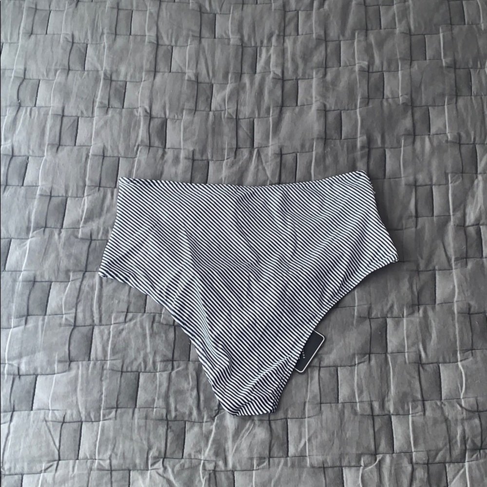🖤😍 Striped High Cut Ruched Bikini Bottom 😍🖤 - Picture 4 of 6